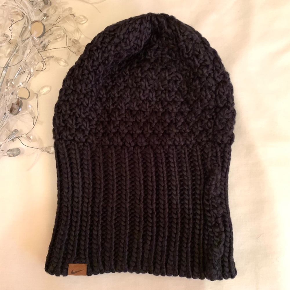NIKE Women Black Knitted Beanie